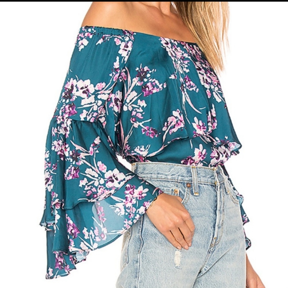 ✨5/$25✨ NWOT Devlin floral bell sleeve top - Picture 2 of 11